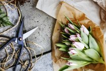 Ramo de tulipanes con tijeras - foto de stock