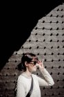 Жінка носити сонцезахисні окуляри — стокове фото