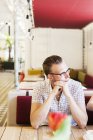 Homem olhando para longe enquanto sentado no café — Fotografia de Stock