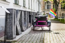 Bandera de arco iris en carro de triciclo - foto de stock
