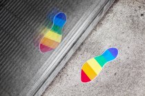 Pegada da bandeira do arco-íris na calçada — Fotografia de Stock