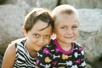 Брат и сестра улыбаются — стоковое фото