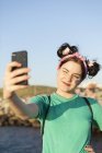 Giovane donna che prende selfie — Foto stock