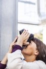 Femme photographiant en plein air — Photo de stock