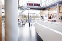 Интерьер современного вестибюля больницы — стоковое фото