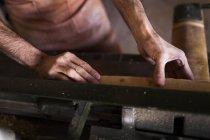 Schreiner mit Maschine in Werkstatt — Stockfoto