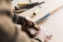 Carpinteiro usando deslizante T chanfro — Fotografia de Stock