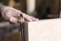 Falegnami mani misurazione legno — Foto stock