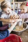 Діти замішують тісто в мисці — стокове фото