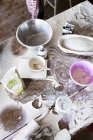 Мука и посуда на столе — стоковое фото