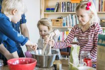 Enfants préparant la pâte dans un bol — Photo de stock