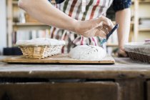 Bäcker bastelt Entwurf auf Teig — Stockfoto