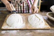 Bäcker bastelt Entwurf auf Teig — Stockfoto