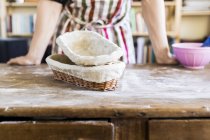 Bäcker mit Körben in Bäckerei — Stockfoto