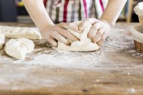 Bäcker kneten Teig — Stockfoto