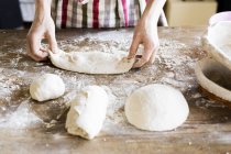 Panaderos manos amasando masa - foto de stock