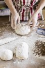 Пекари руками смешивают тесто — стоковое фото