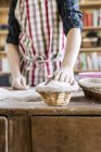 Boulanger avec pâte dans le panier — Photo de stock