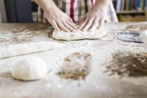 Пекарів руки замішування тіста — стокове фото