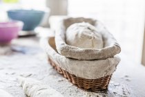 Pão de pão na cesta — Fotografia de Stock