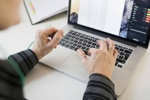 Mani donna d'affari utilizzando il computer portatile alla scrivania — Foto stock