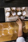 Шеф-кухар розміщення готових булочок для відображення — стокове фото