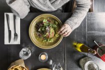 Frau mit Essen auf dem Tisch — Stockfoto