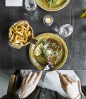 Homem tendo comida no restaurante — Fotografia de Stock