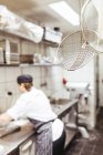 Chef trabalhando na cozinha comercial — Fotografia de Stock