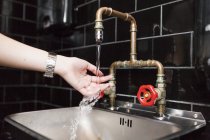 Frau wäscht sich die Hände — Stockfoto
