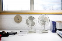 Ventilatoren am Schreibtisch im Büro — Stockfoto