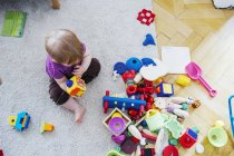 Bambina con giocattoli — Foto stock