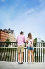 Freunde stehen auf Fußgängerbrücke über Fluss — Stockfoto