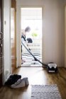 Mulher limpeza usando aspirador de pó — Fotografia de Stock