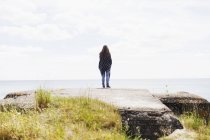 Жінка стоїть на скелі — стокове фото