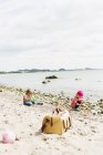 Enfants jouant sur la plage — Photo de stock