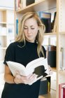 Giovane donna che legge libro — Foto stock