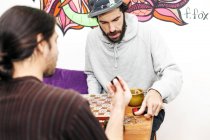Masculino amigos jogar jogo de tabuleiro — Fotografia de Stock