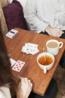 Paar spielt Karten — Stockfoto