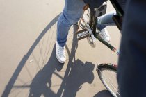 Человек на велосипеде по улице — стоковое фото