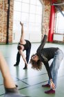 Persone che si scaldano durante le lezioni di danza — Foto stock
