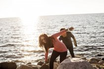 Giocoso giovane coppia a piedi sulle rocce — Foto stock