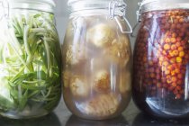 Conserva em jarros na cozinha comercial — Fotografia de Stock