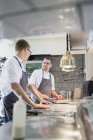Chefs comunicándose en cocina comercial - foto de stock