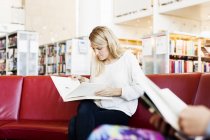 Jeune femme lecture livre — Photo de stock
