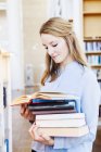 Young woman reading book — Stock Photo