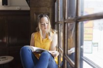Donna che legge libro — Foto stock