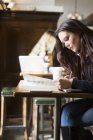 Mulher estudando no café — Fotografia de Stock