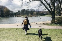 Frau geht mit Mischlingshund spazieren — Stockfoto