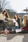 Estudantes do sexo feminino estudar — Fotografia de Stock